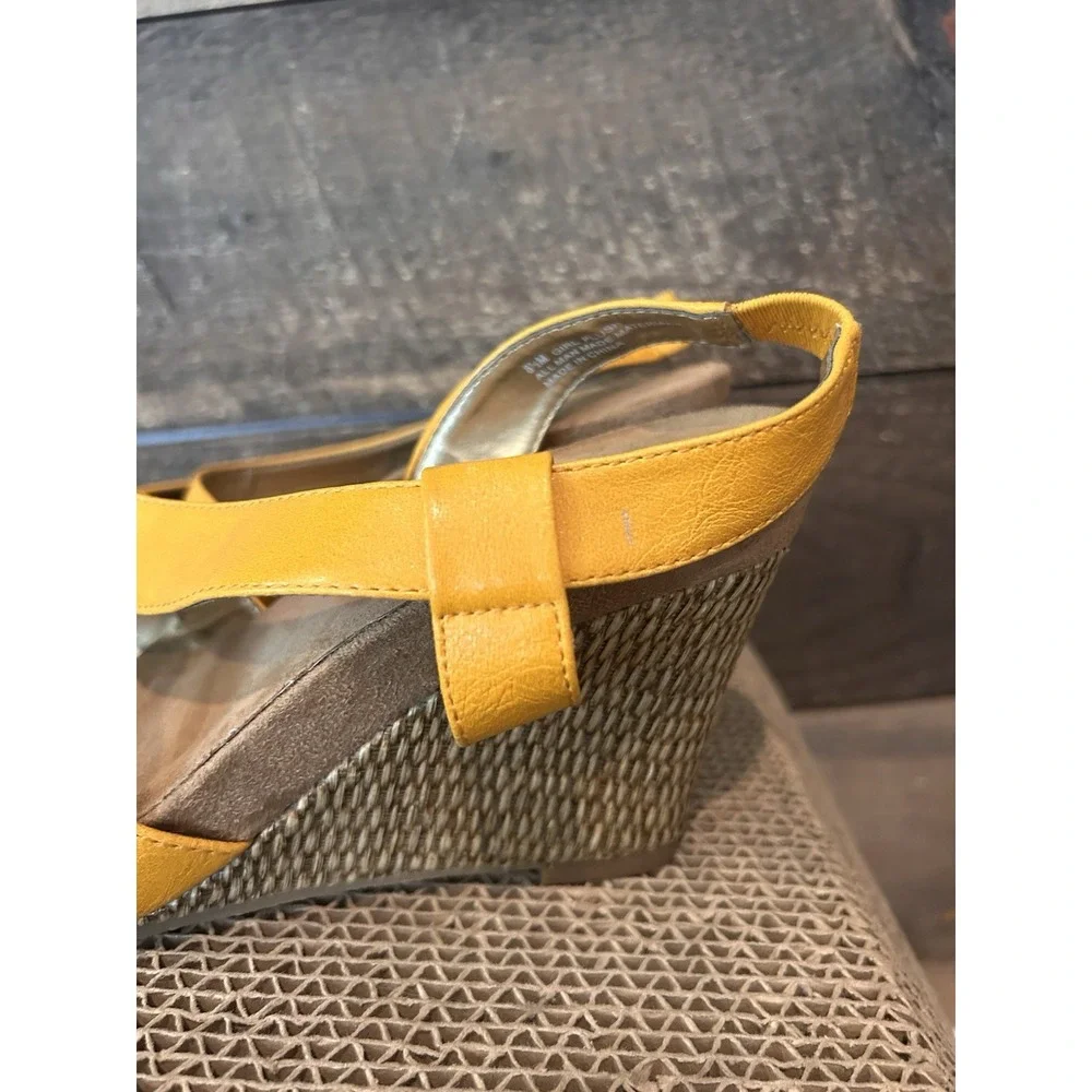 Aerology Girl Plush Yellow Wedge Sandals NEW‎ Size 8.5